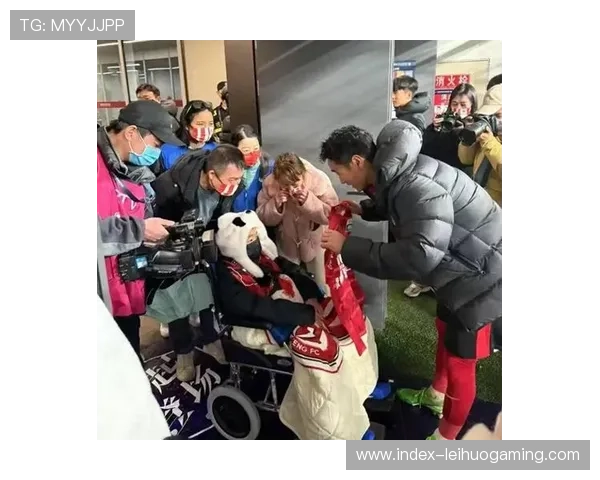 小球迷冲入场内与偶像击掌，暖心一幕获好评