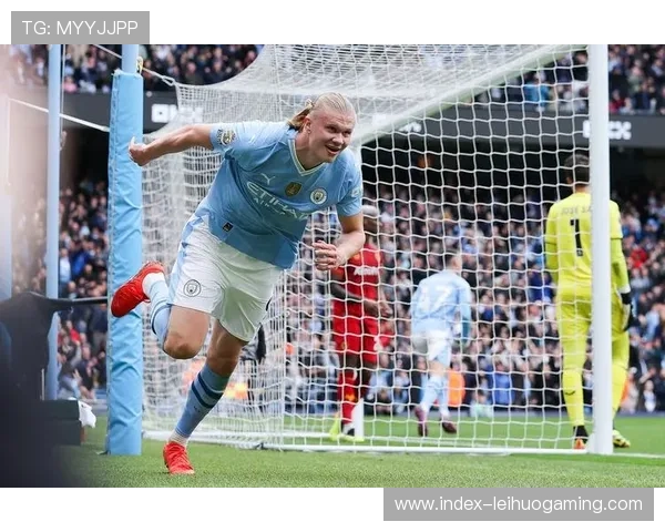 哈兰德夺冠后与球迷互动，签名球衣赠小球迷